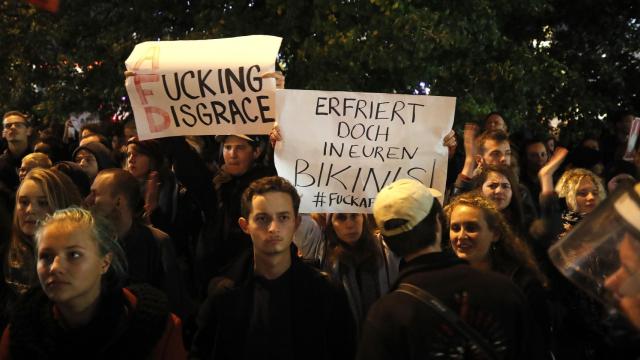 Protestas y gritos de nazis fuera durante la celebración del AFD en Berlín