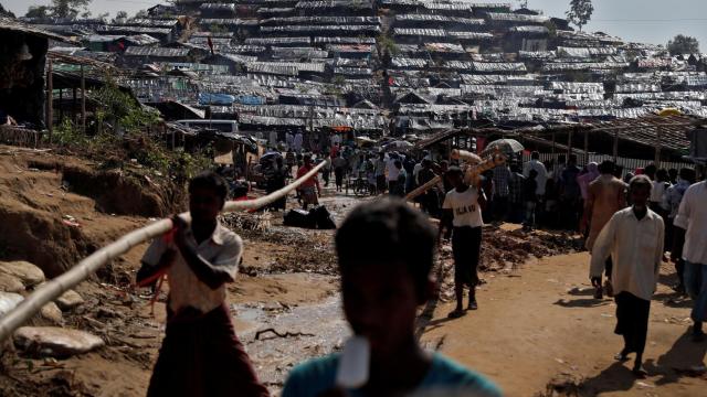 Refugiados caminan en Cox's Bazar.