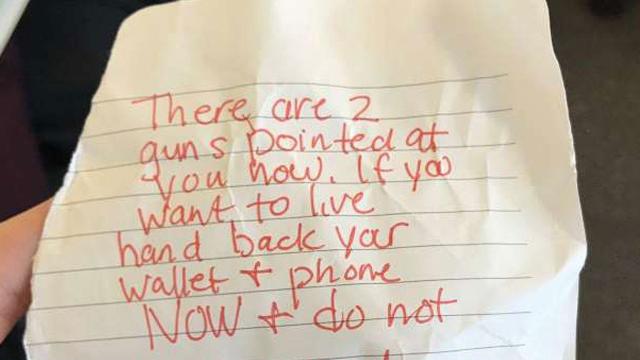 Una mujer evita que le atraquen con esta peculiar estrategia