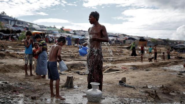 Refugiados esperan a recibir ayuda en Cox's Bazar