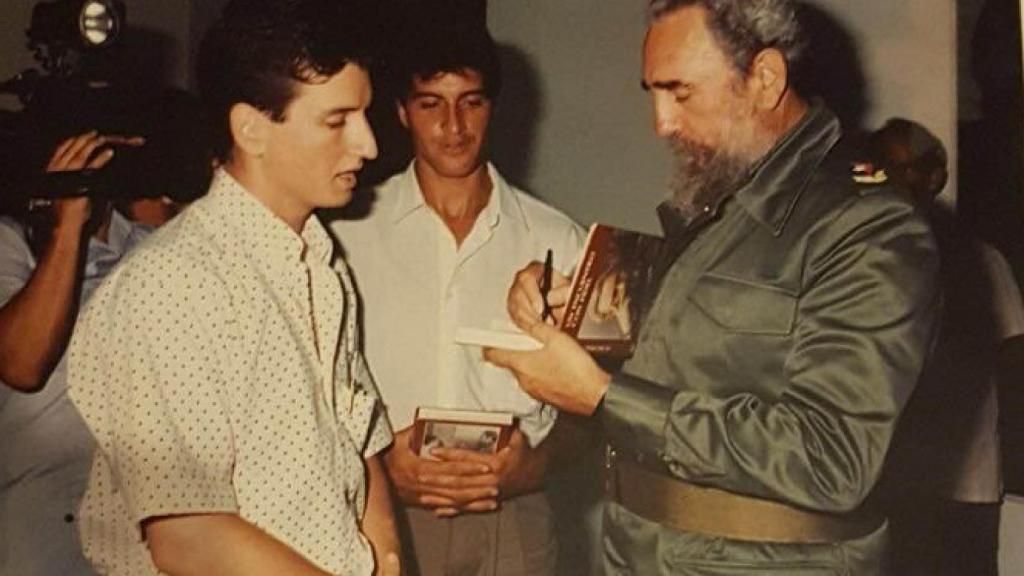Uno de los vecinos de Cerro Belmonte que viajó a La Habana recibe regalos de Fidel Castro.