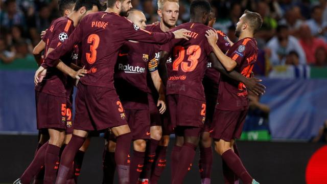 Los jugadores del Barcelona celebran el gol en el José Alvalade.
