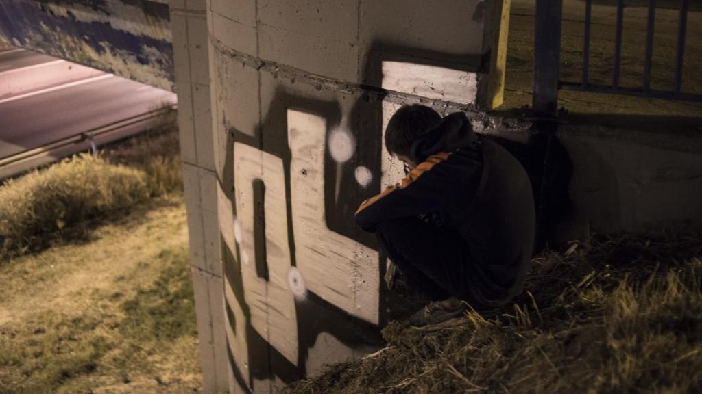 Ramón junto al grafiti recién pintado.