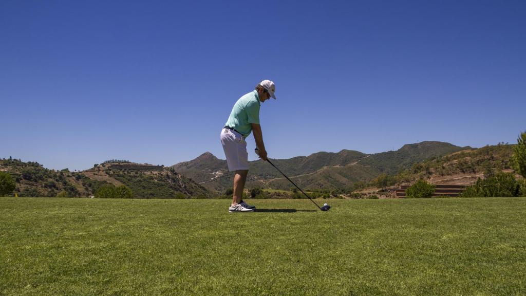 Un socio del club jugando al golf.