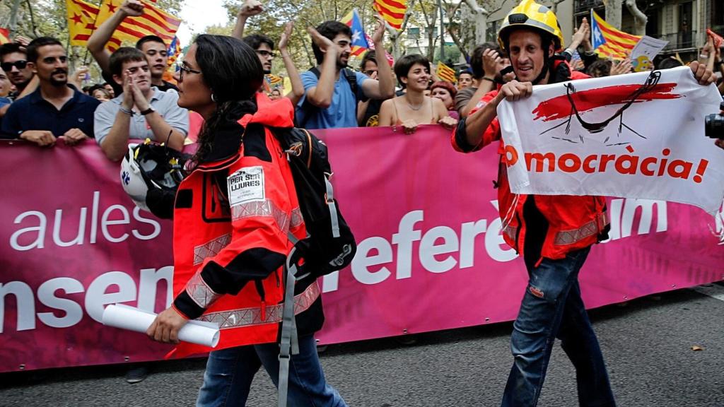 Un grupo de bomberos se unió a la manifestación de estudiantes.