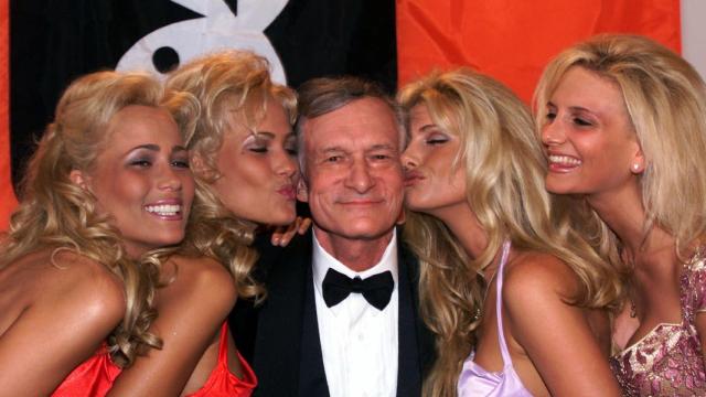 Hugh Hefner y sus conejitas en Cannes en 1999.