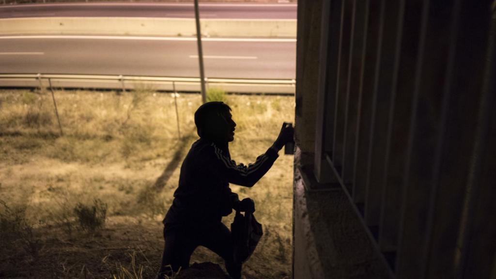 Ramón pinta un grafiti.