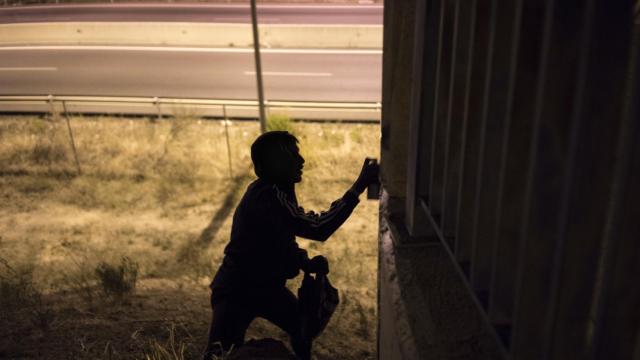 Ramón pinta un grafiti.