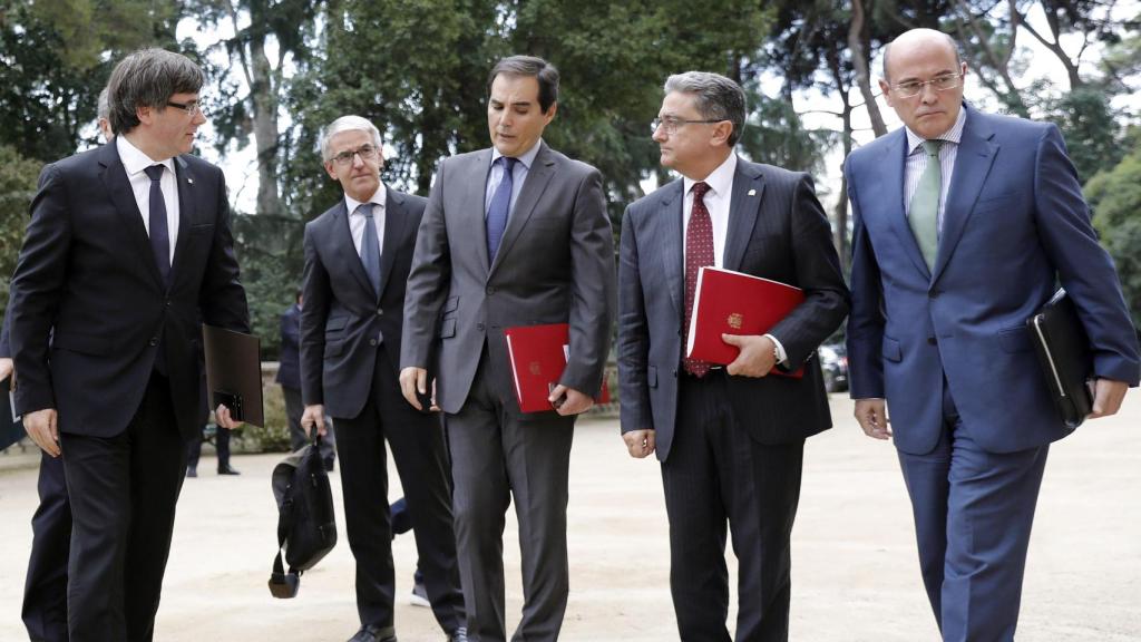 Carles Puigdemont (i), junto a Diego Pérez de los Cobos (d), Enric Millo (2d), y José Antonio Nieto, en una imagen de archivo.