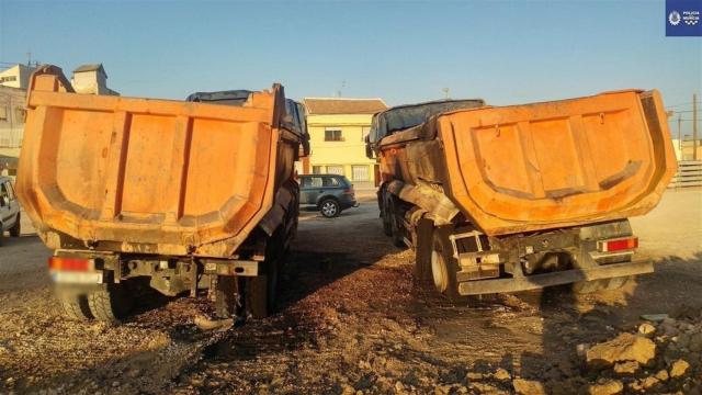 Los camiones fueron quemados .