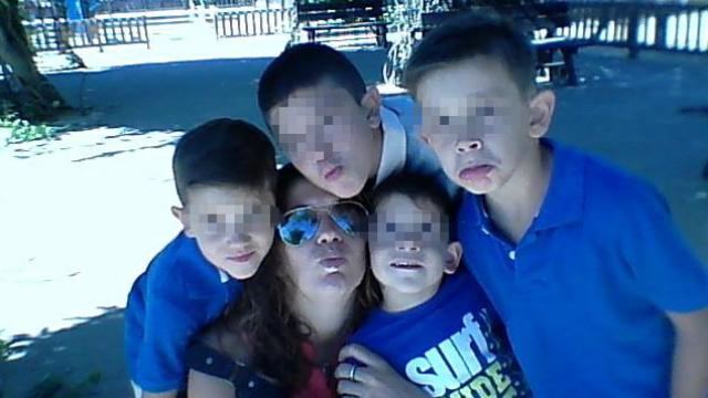María del Rocío junto a sus cuatro hijos en un parque