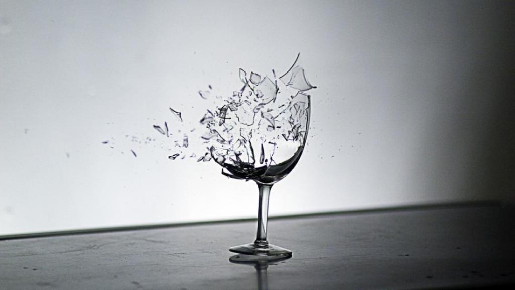 Copa de vino rompiendose