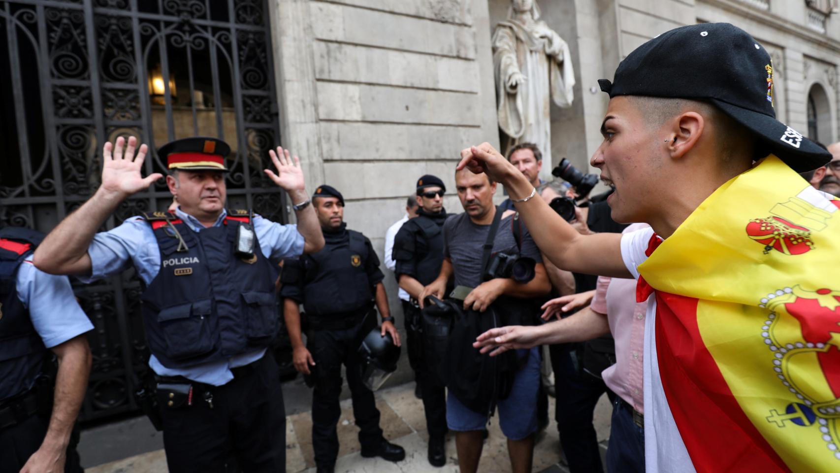 Uno de los manifestantes se enfrenta a los Mossos.
