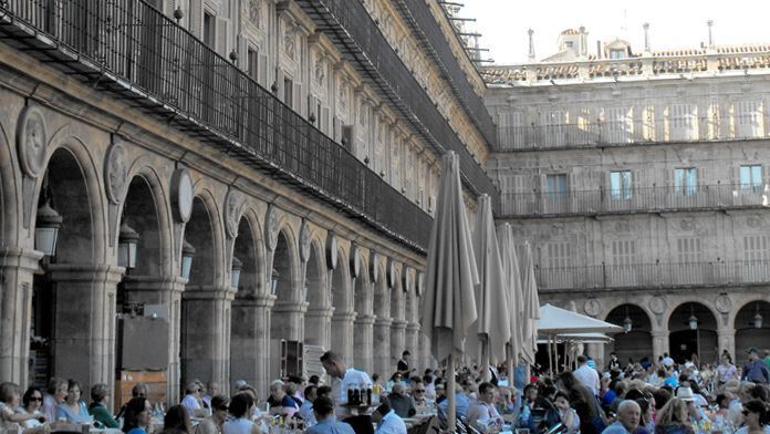 plaza-mayor-salamanca-terrazas-turistas-turismo-spain