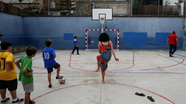 Patio del colegio Reina Violant, en Cataluña, ocupado durante el fin de semana con actividades convocadas por grupos independentistas.