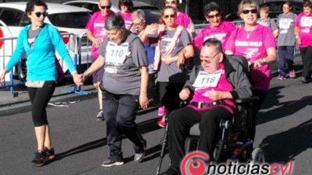 Participantes en la marcha a pie durante la IV Carrera Popular de Asprodes en Salamanca.