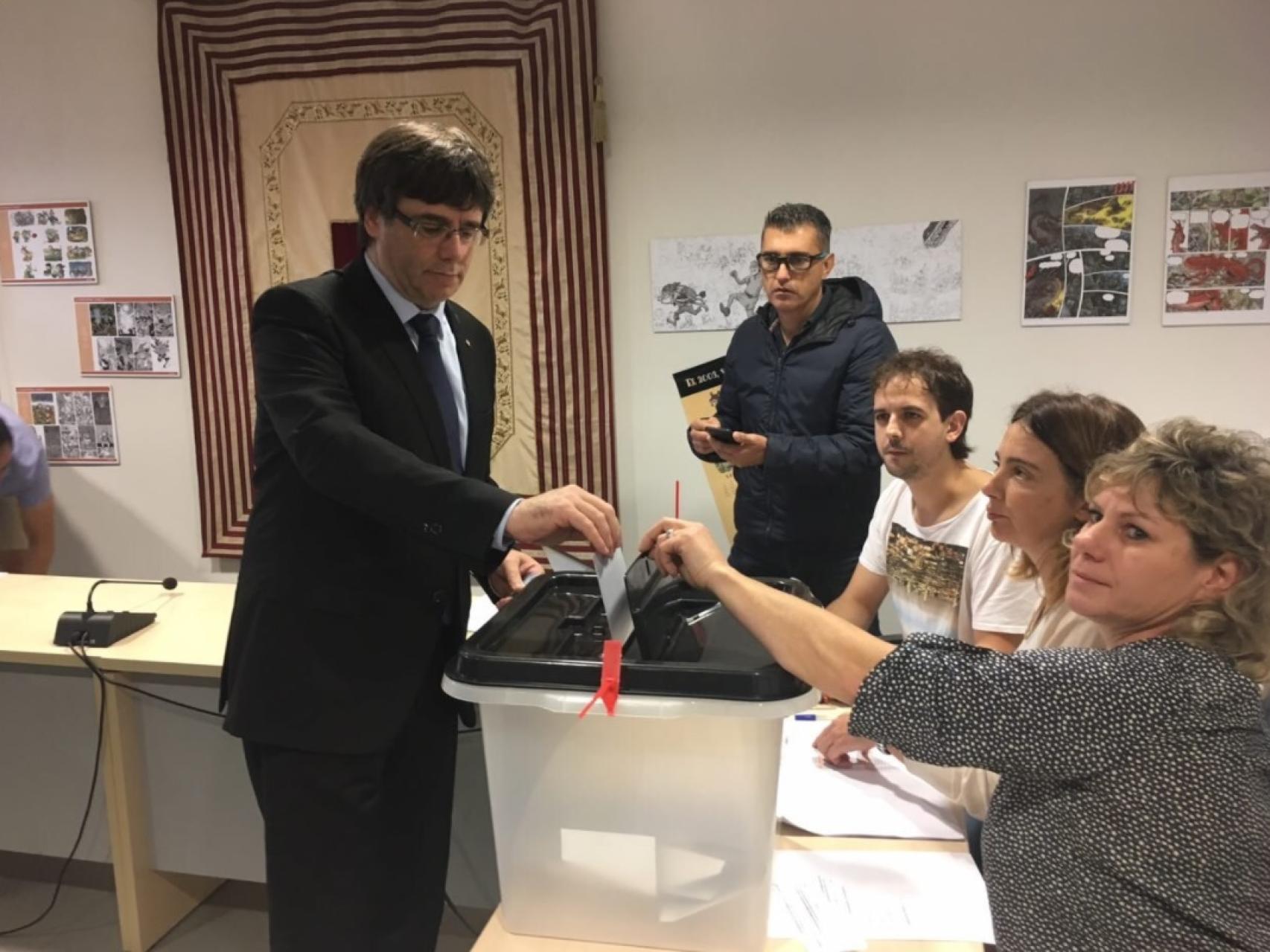 Imagen de Puigdemont votando en un colegio cercano al suyo el pasado 1-O.
