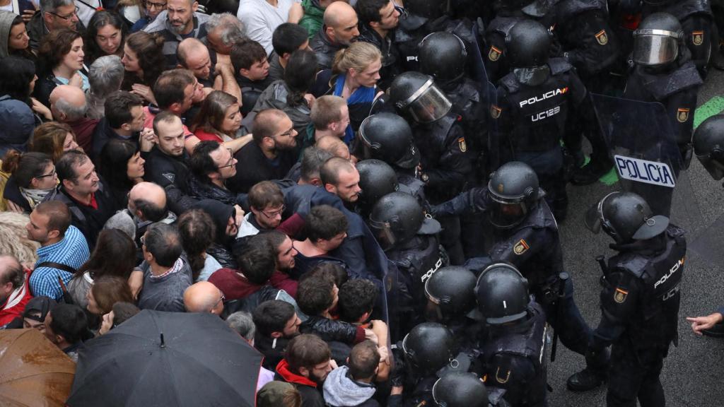 Una de las imágenes de los agentes durante el 1 de octubre de 2017.