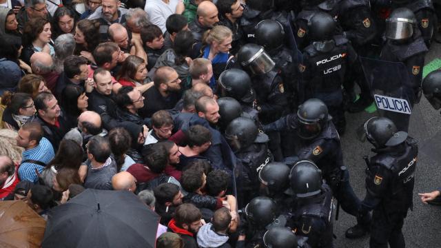 Una de las imágenes de los agentes durante el 1 de octubre de 2017.