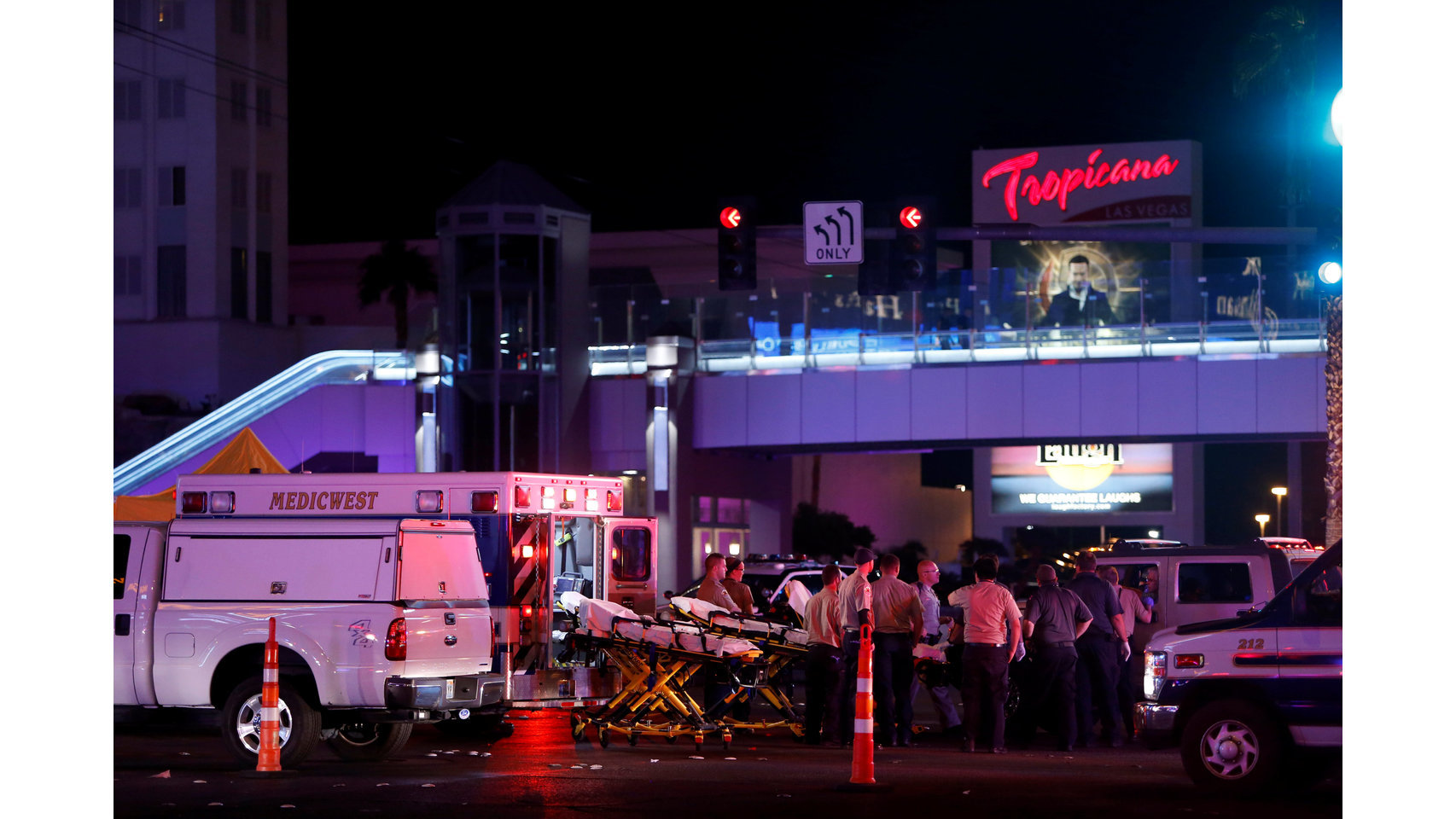 Los oficiales de la Policía de Metro de Las Vegas hablan en la zona del concierto.