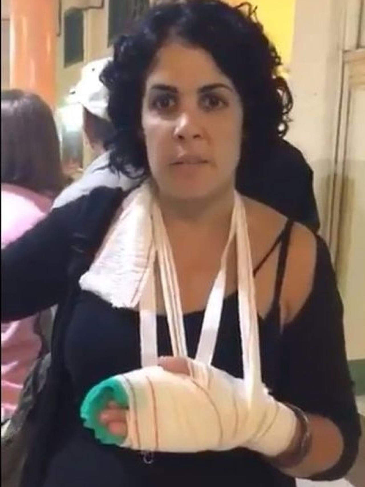 Marta con la mano vendada.