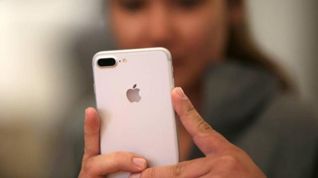 Mujer usando un iPhone 7 Plus