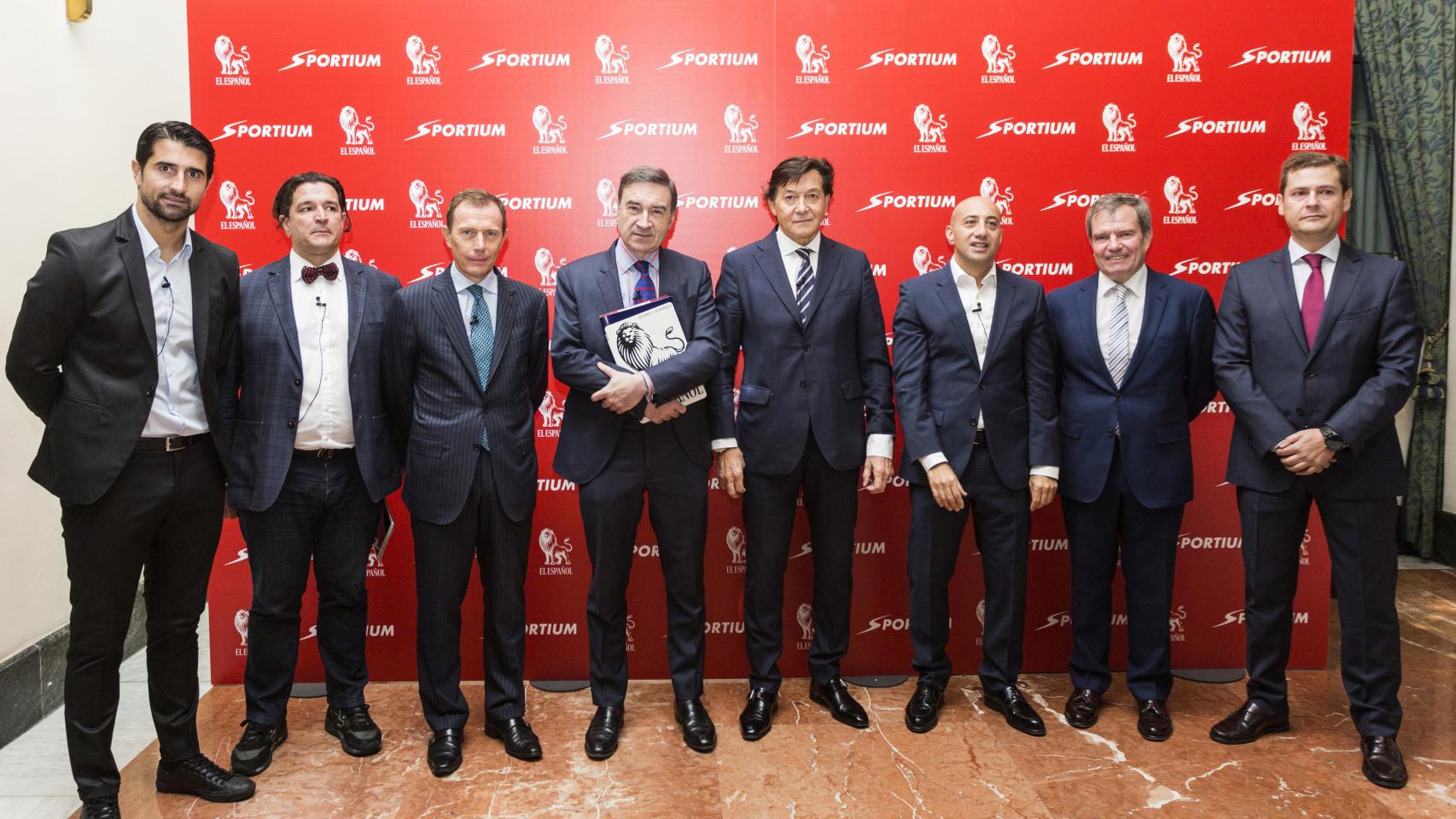 Foto de familia, de izquierda a derecha: Rubén de la Red, entrenador Nacional UEFA PRO y ex jugador de fútbol; Nacho Martínez Trujillo, experto en gestión disruptiva de marca; Emilio Butragueño, director de Relaciones Institucionales del Real Madrid; Pedro J. Ramírez, director de EL ESPAÑOL; José Ramón Lete, Secretario de Estado de Deportes; Alberto Eljarrat, CEO de SPORTIUM; Carlo Cutropia, CEO de 380 around Marketing y Alfredo Lorenzo, director de Seguridad e Integridad de LaLiga.