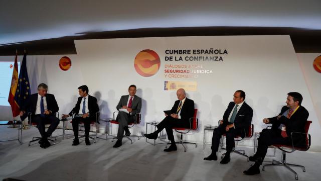 El ministro de Justicia, Rafael Catalá (3i), inauguró la Cumbre Española de la Confianza, hoy en el Museo Reina Sofía de Madrid, en la que también toman parte el vicepresidente y CEO de Abertis, Francisco Reynés (i), el presidente del BBVA, Francisco González (3d), el presidente IAG, Antonio Vázquez (2d), y el consejero delegado de Repsol, Josu Jon Imaz (d).