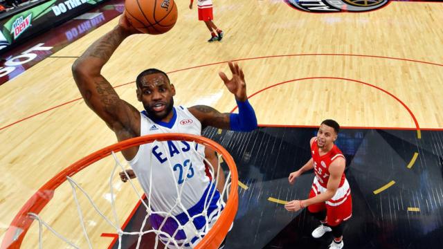 LeBron James machacando el aro ante Stephen Curry en el All-Star de 2016.