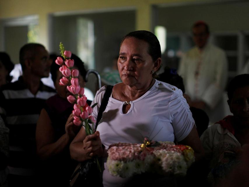 Une mujer durante el entierro de los niños.