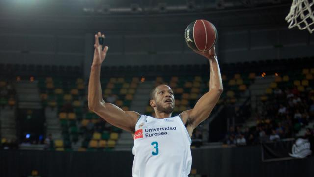 Anthony Randolph intenta machacar el aro en Bilbao.