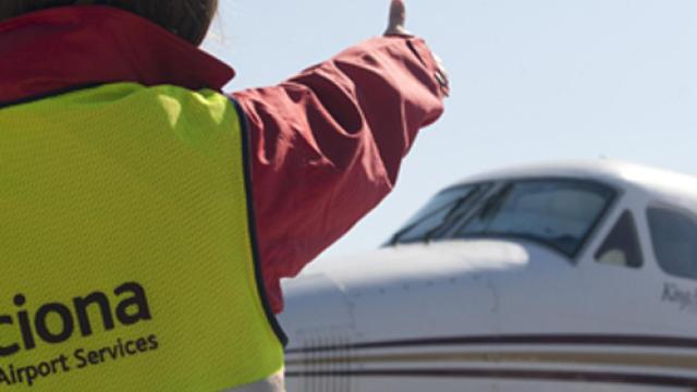 Imagen de un trabajador de Acciona en un aeropuerto.