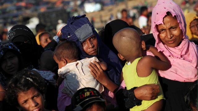 Niños refugiados Rohingya con sus madres.