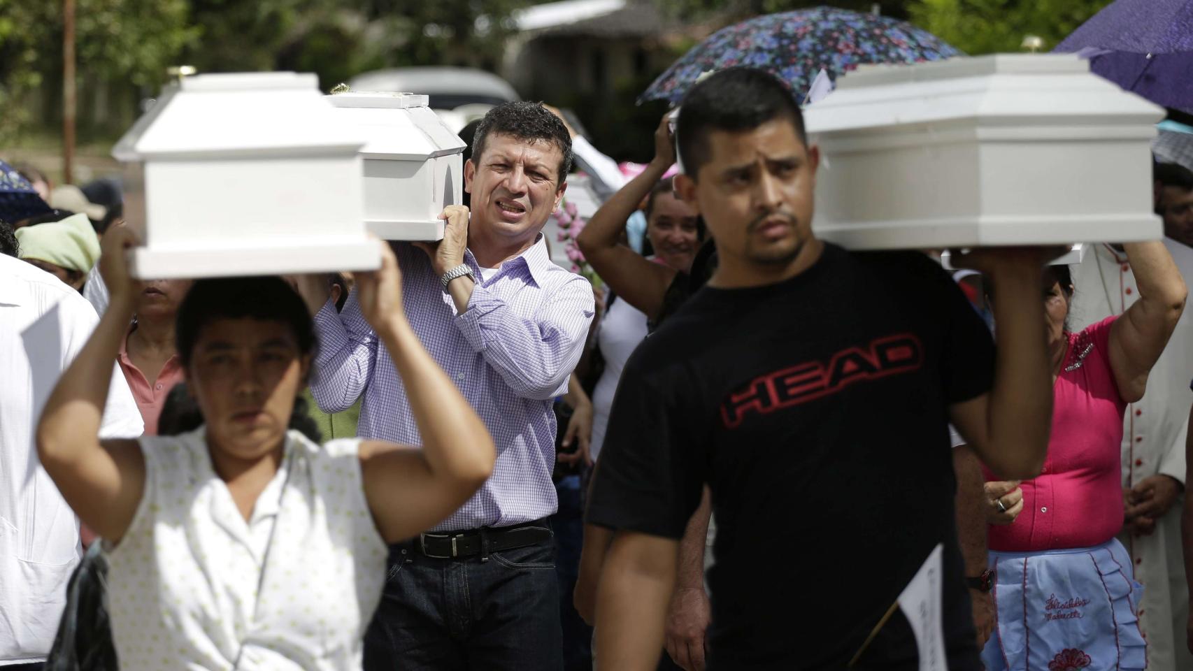 Funeral de seis niños desaparecidos en 1982 durante la guerra civil.