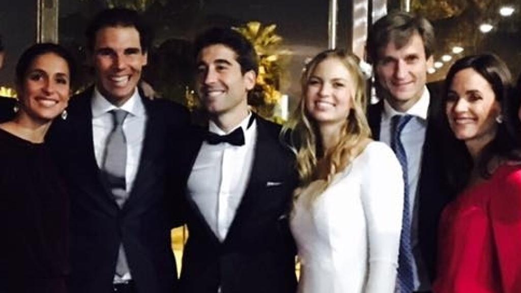 Los novios, el día de su boda, junto a unos amigos entre los que se encontraba Nadal.