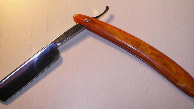 Una navaja de barbero, lista para ser usada.