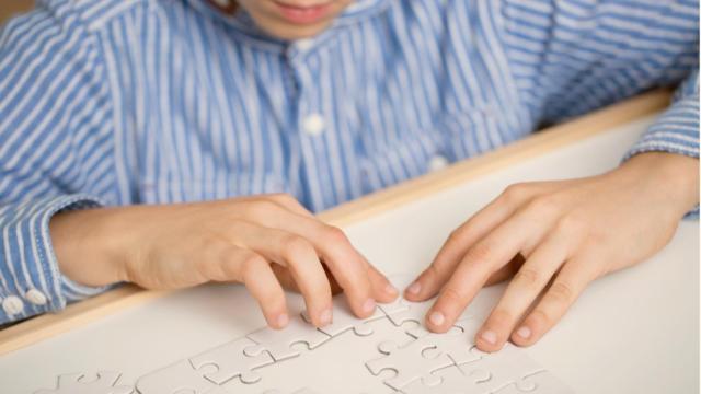 Niño armando un puzle / Foto por: