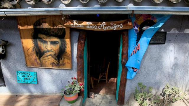 Fachada del bar Los Amigos, en La Higuera.