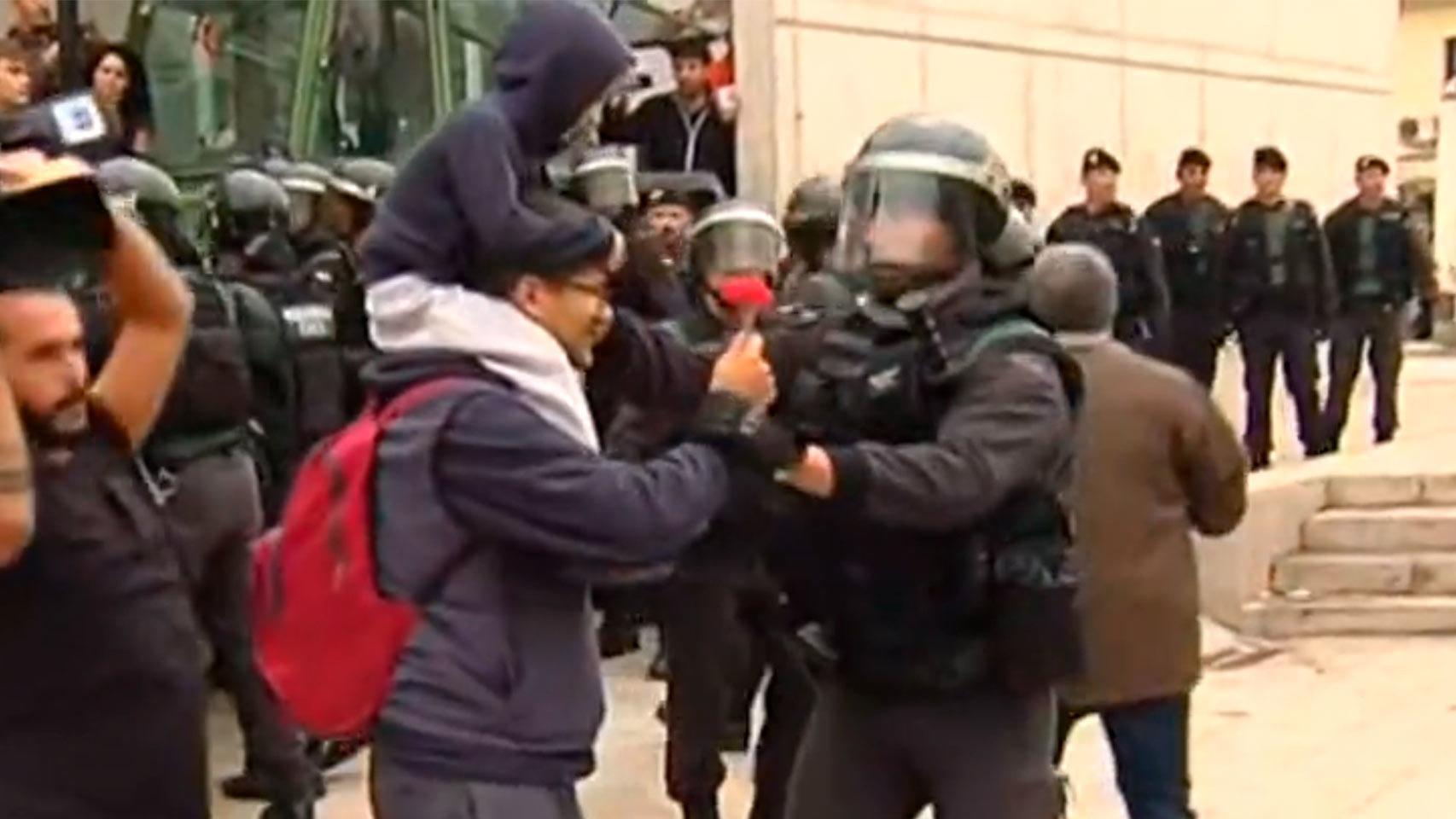 La imagen del padre con el niño a hombros el pasado 1-O