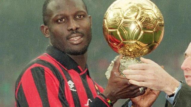 George Weah ofrece el Balón de Oro a su afición en Milán.