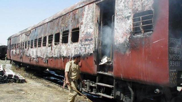 Un oficial de policía en el tren calcinado tras el incendio de Godhra.