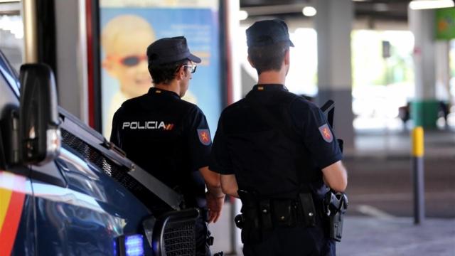 Dos agentes de la Policía Nacional.