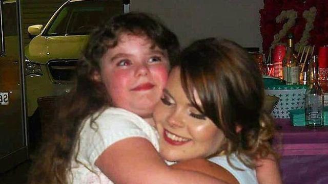 Emily abrazando a su madre Tam, de 41 años.