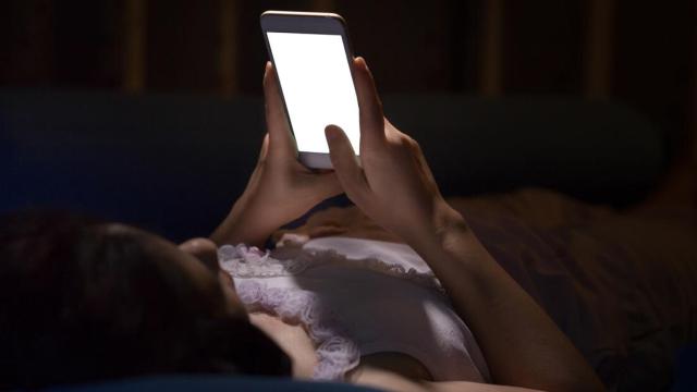 Usar en exceso el móvil puede dejarte ciego, pero no para siempre