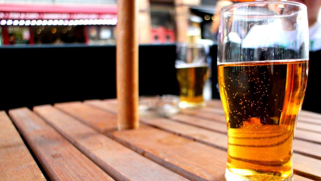 El alcohol es una de las sustancias que más inflaman el organismo.