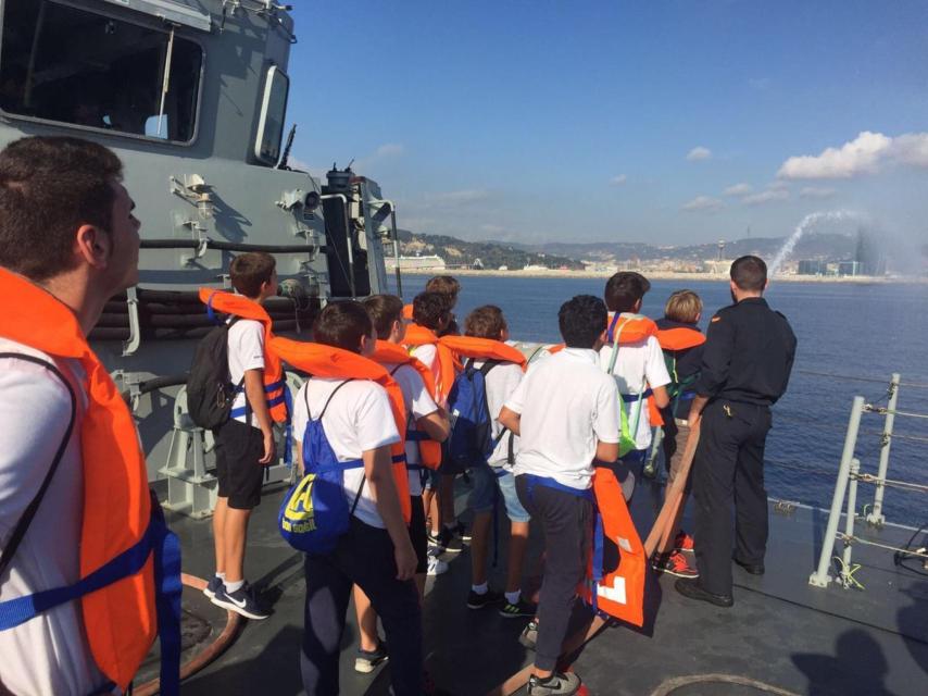 Niños en un bautismo de mar a bordo del cazaminas Segura.