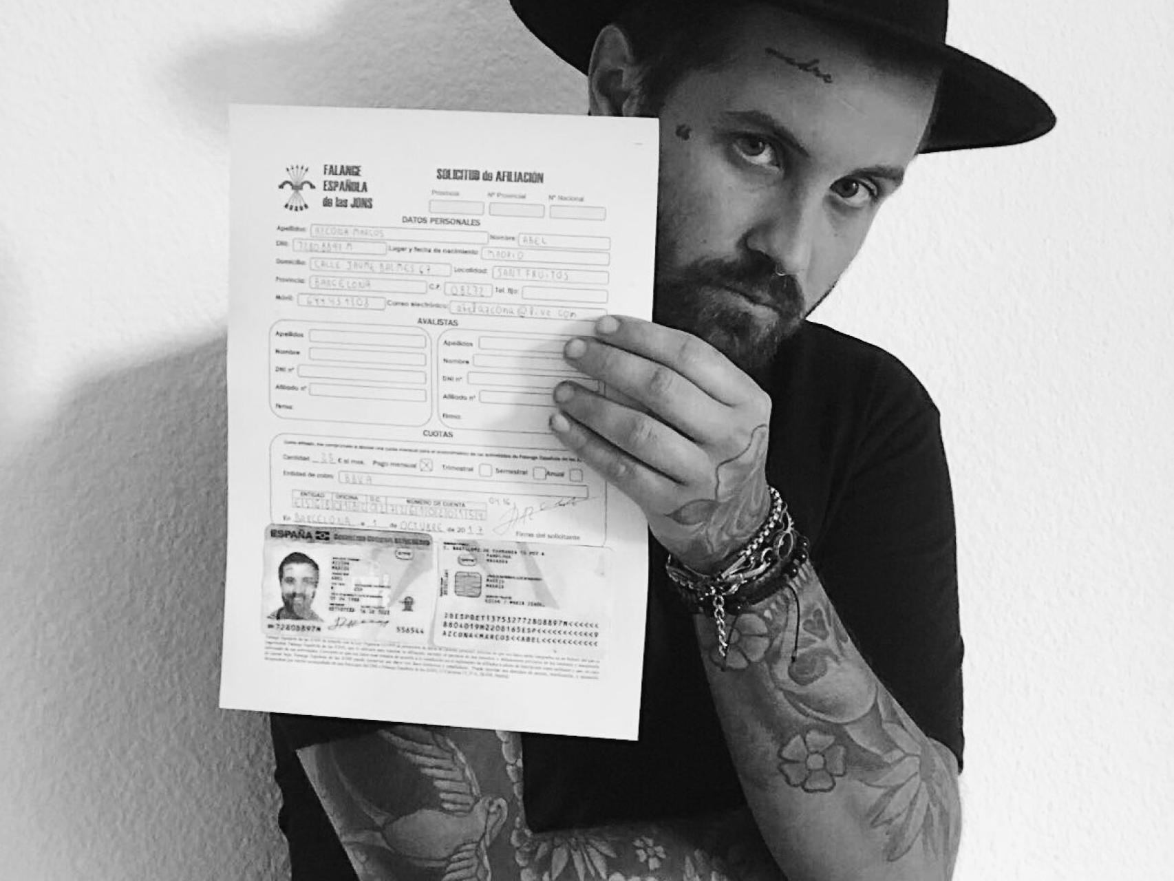 Abel Azcona muestra su acta de afiliación a la Falange española.