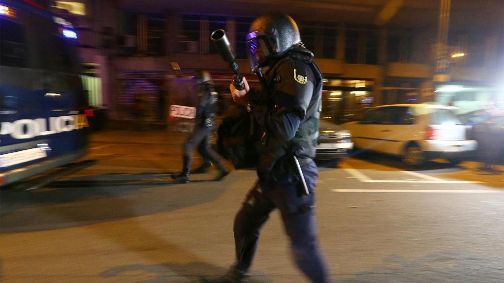 Un agente de la Policía Nacional desplegado en el TSJC tras el discurso de Puigdemont.