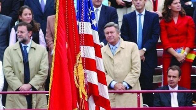 José Luis Rodríguez Zapatero permanece sentado en el desfile ante la bandera de EE.UU.