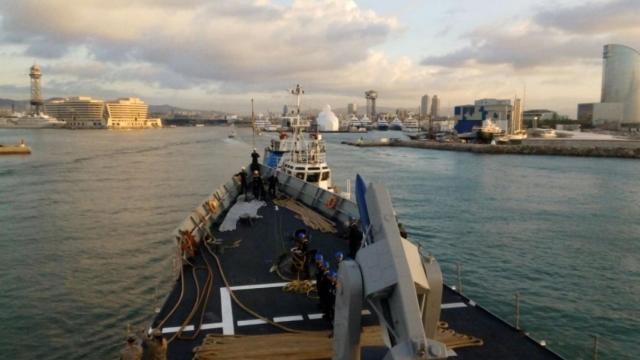La fragata Navarra hace su entrada en el Moll de Barcelona.